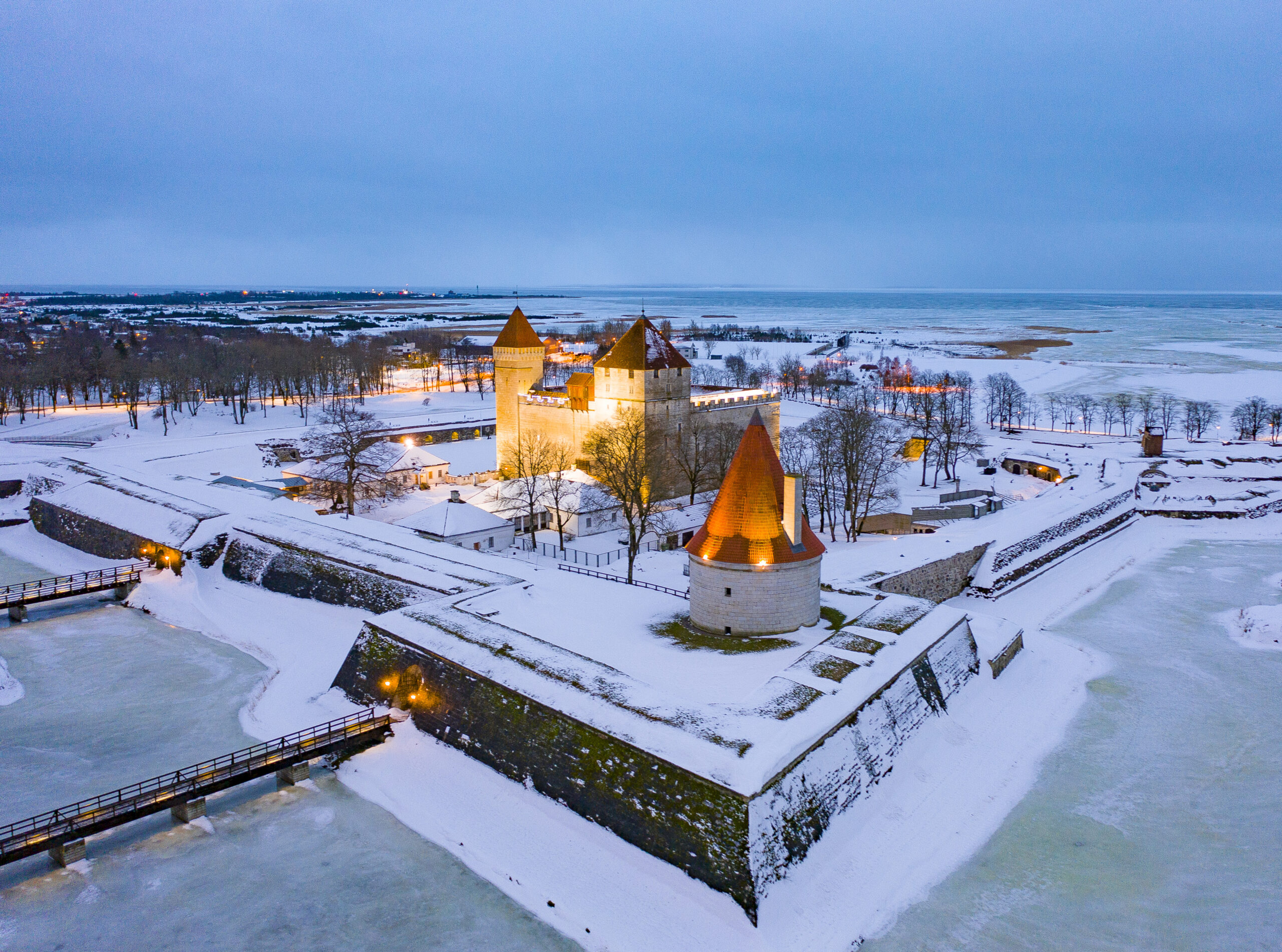 Castillo de Kuressaare rodeado por su foso en Saaremaa