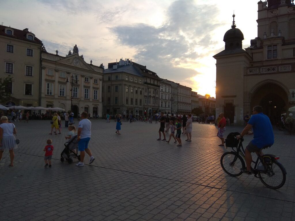 Plaza del Mercado de Cracovia con la Basílica de Santa María