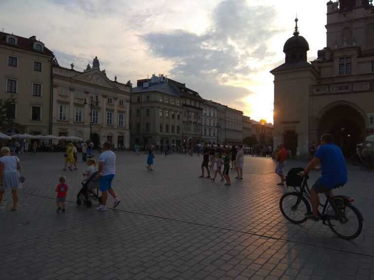 Plaza del Mercado de Cracovia con la Basílica de Santa María