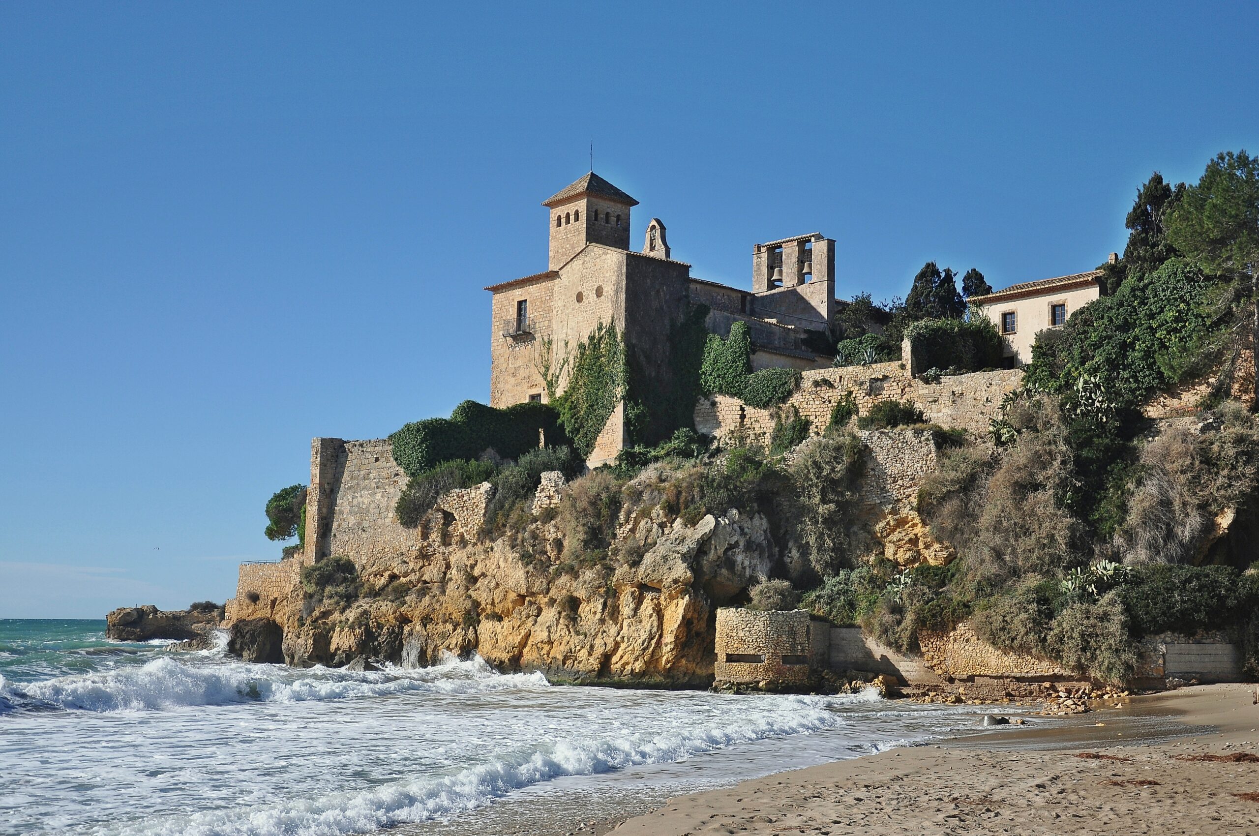 Castillo de Tamarit junto al mar Mediterráneo