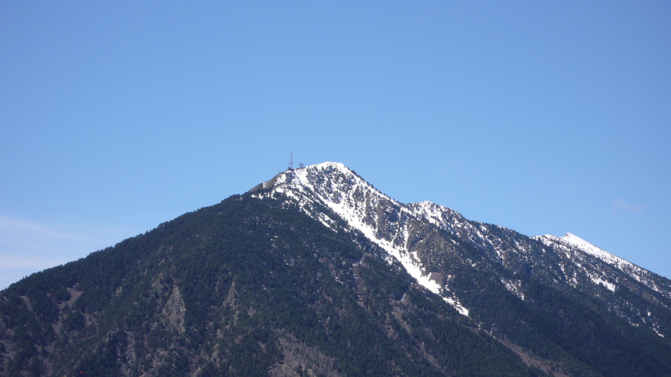 Valle de montaña de Andorra con bosques y cumbres pirenaicas