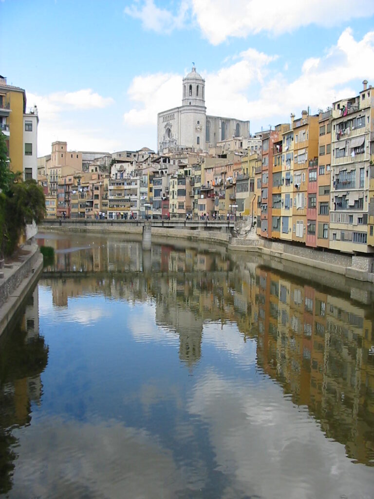 Casas de colores del río Onyar y casco histórico de Girona