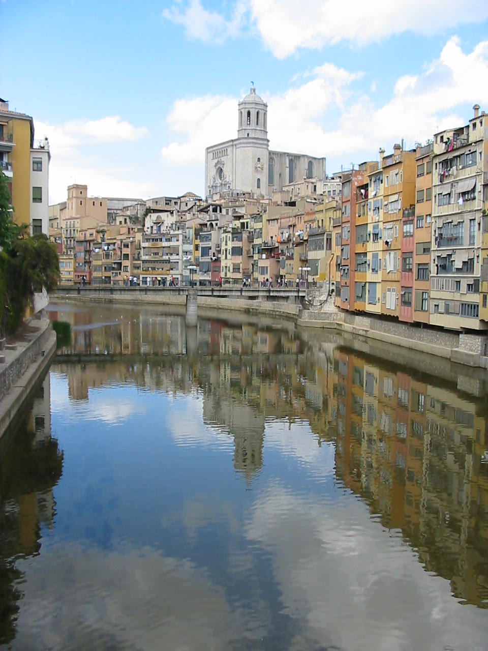 Casas de colores del río Onyar y casco histórico de Girona