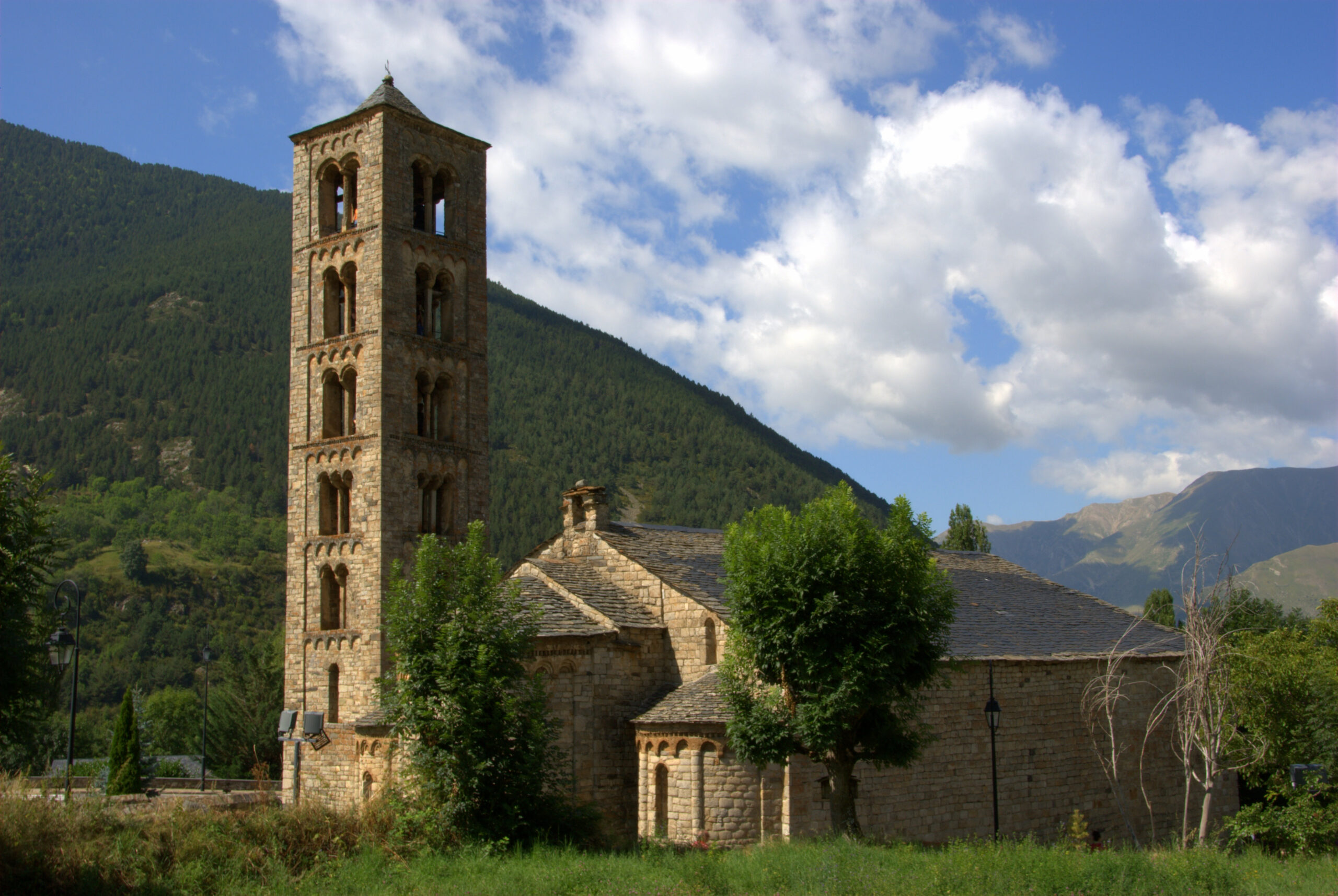 Iglesia románica de Sant Climent de Taüll rodeada por montañas