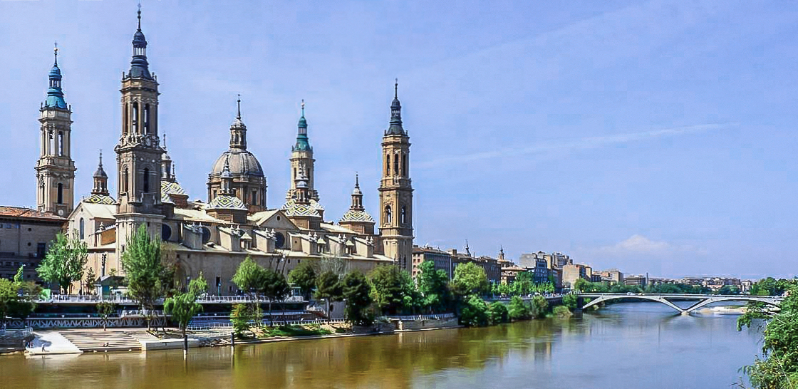 Basílica del Pilar junto al río Ebro en Zaragoza