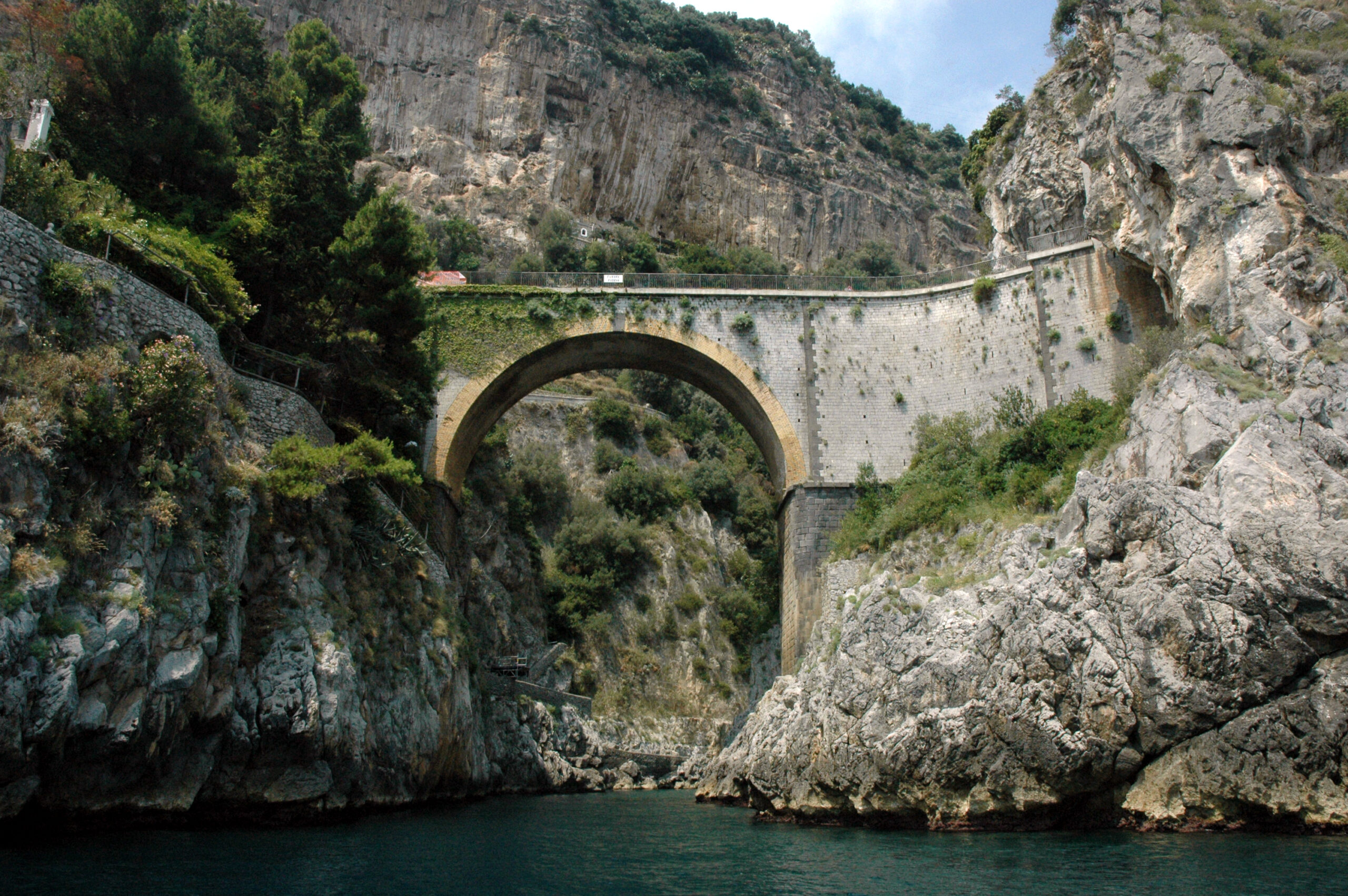 Fiordo de Furore con el puente sobre los acantilados de la Costa Amalfitana