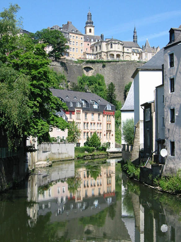 Barrio del Grund visto desde un mirador elevado en Luxemburgo