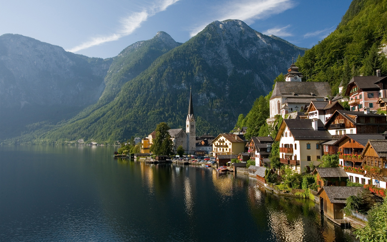 Hallstatt junto al lago y las montañas de Austria