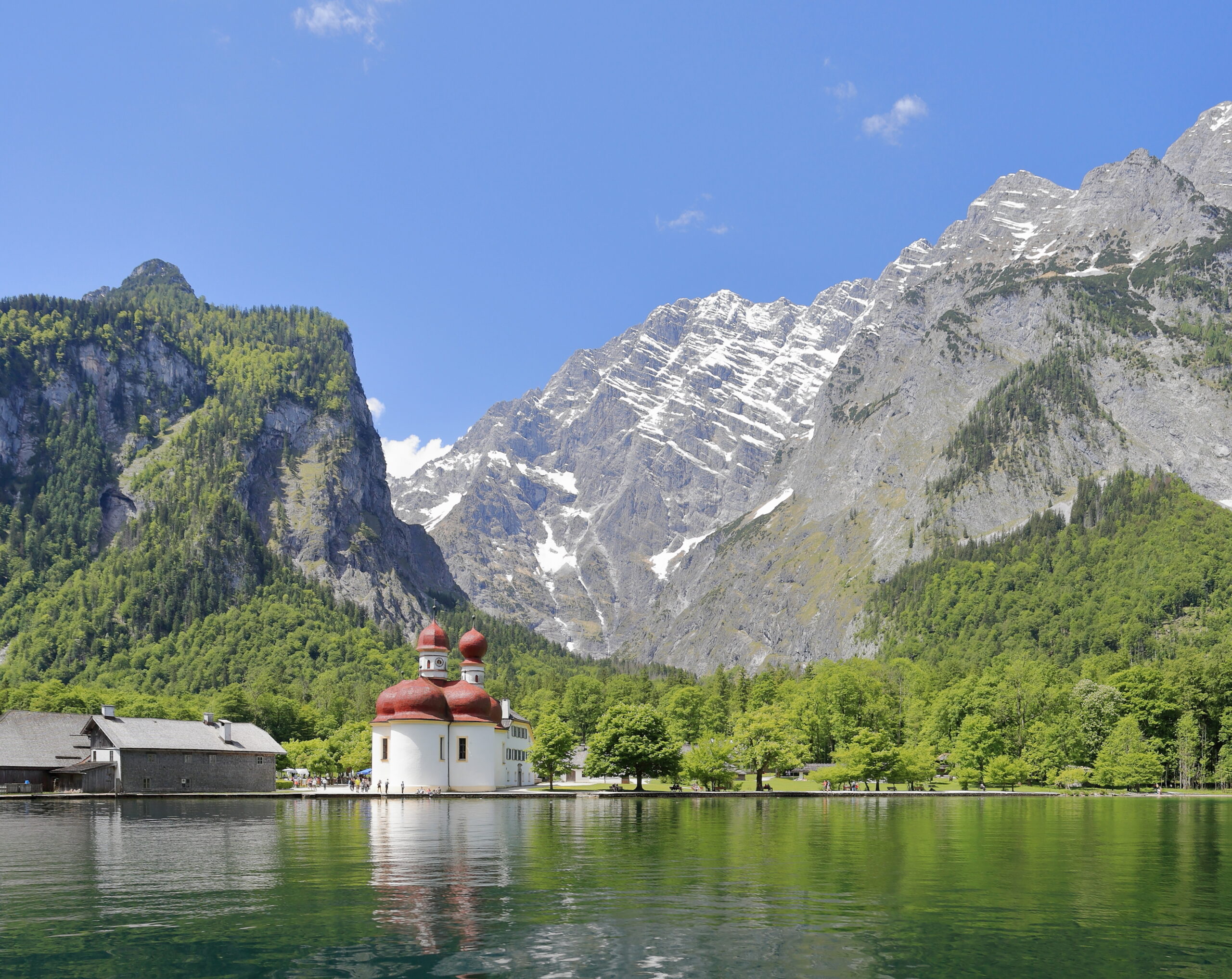 Iglesia de San Bartolomé junto al lago Königssee y las montañas bávaras