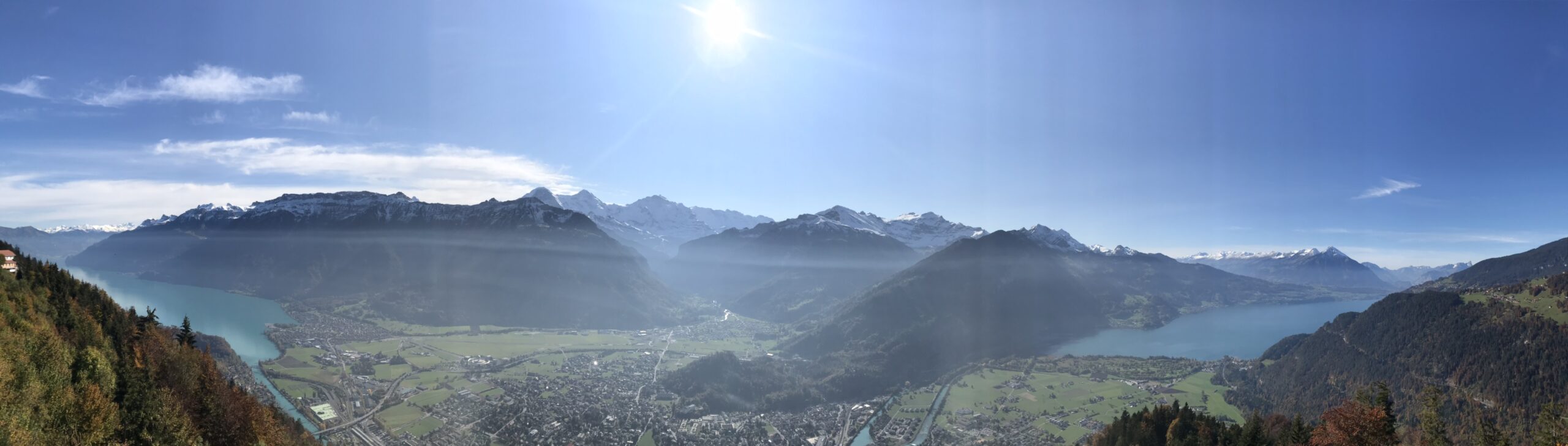 Interlaken entre los lagos Thun y Brienz con los Alpes al fondo