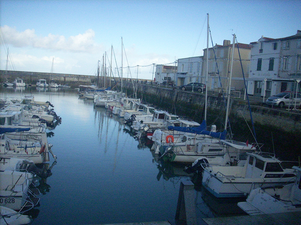 Puerto y paisaje costero de la Isla de Ré durante julio
