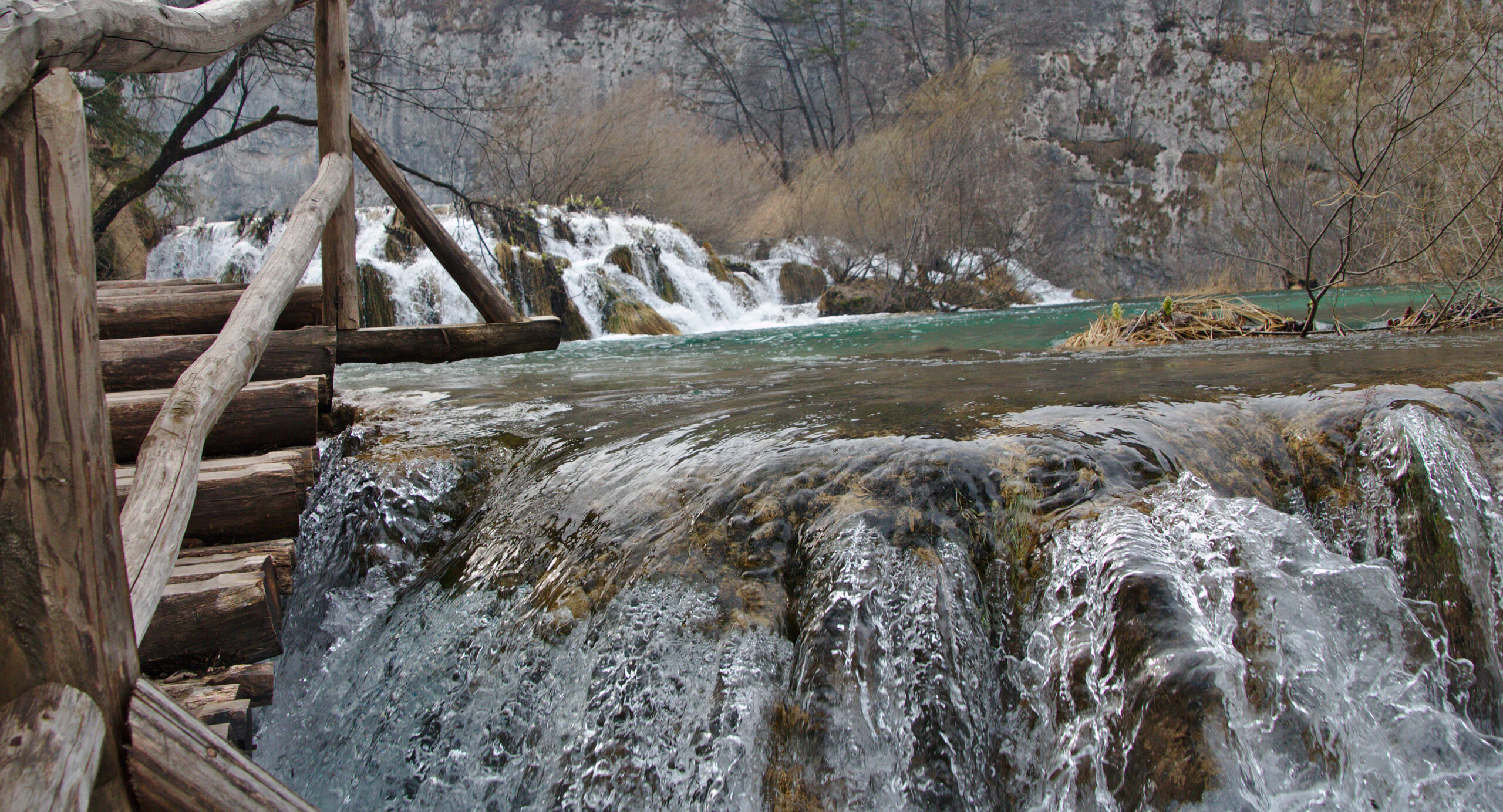 Pasarela junto a lagos turquesa y cascadas en el Parque Nacional de Plitvice