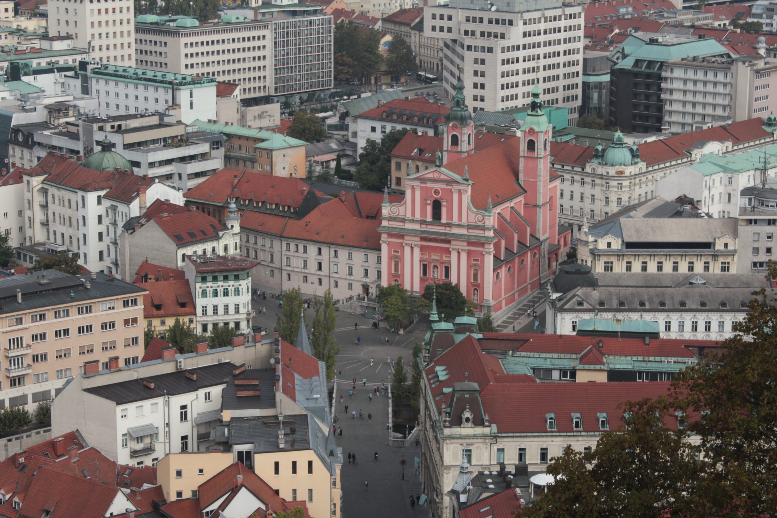 Plaza Prešeren y centro histórico de Liubliana junto al río Ljubljanica