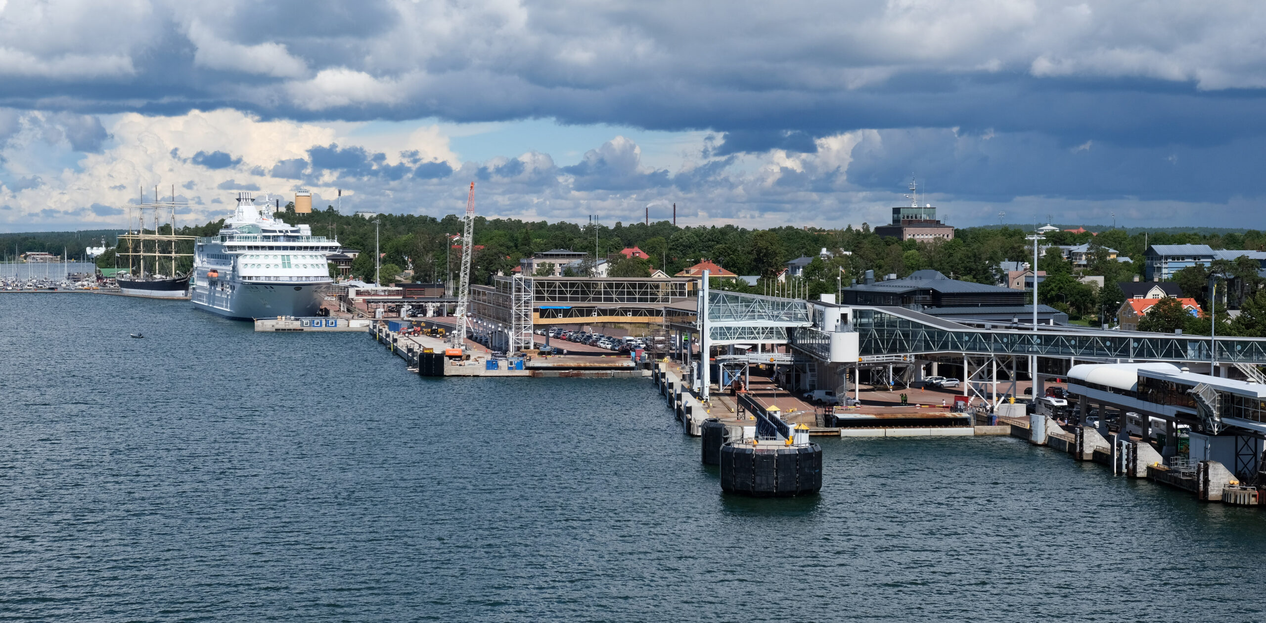 Puerto de Mariehamn con barcos y casas costeras en las islas Åland