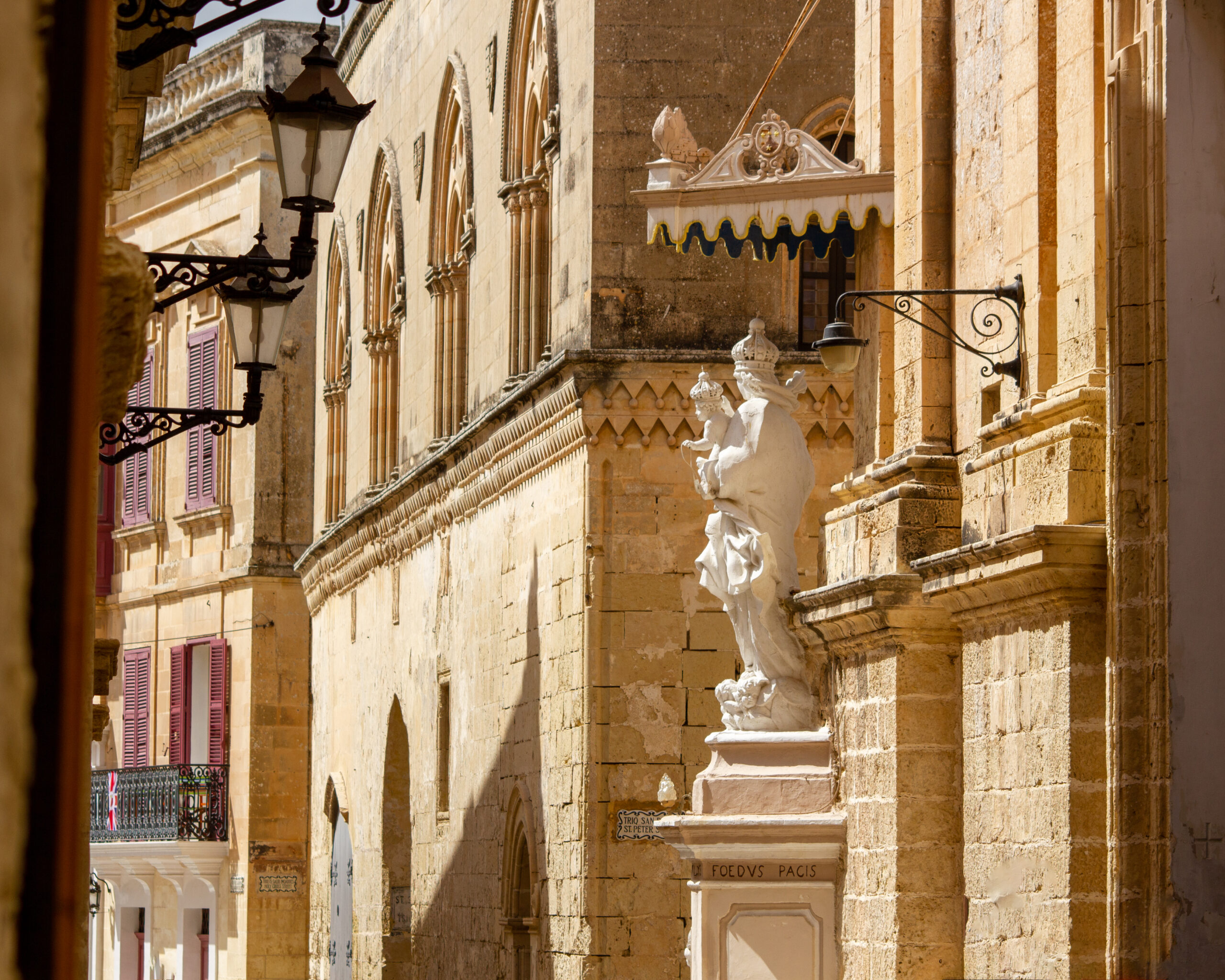 Calle histórica de piedra en la ciudad amurallada de Mdina, Malta
