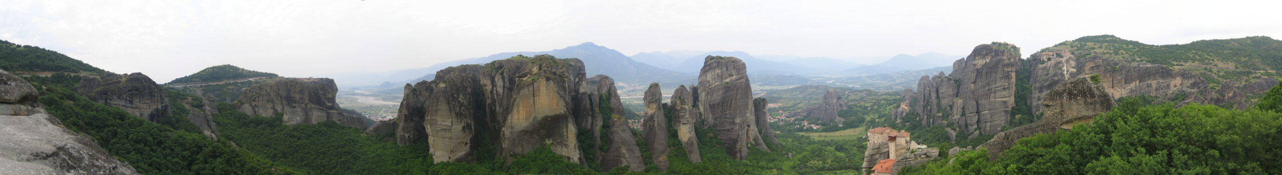 Monasterios de Meteora sobre pilares de roca en Grecia