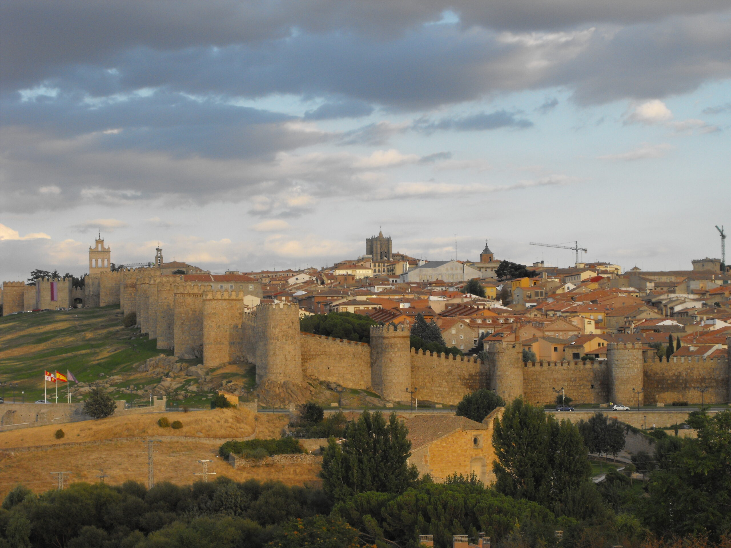Murallas medievales de Ávila rodeando el casco histórico
