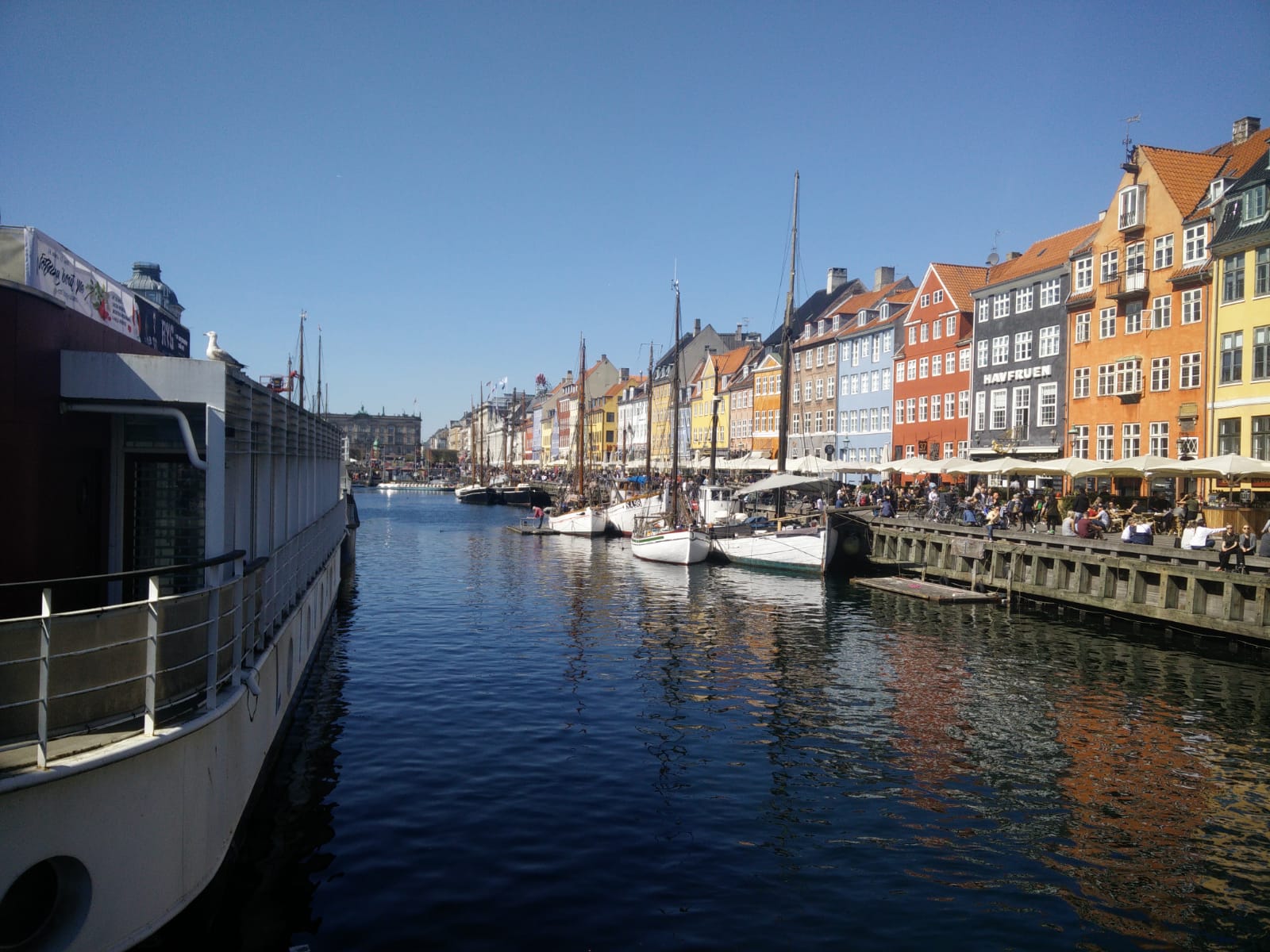 Casas de colores y barcos tradicionales en el canal de Nyhavn, Copenhague