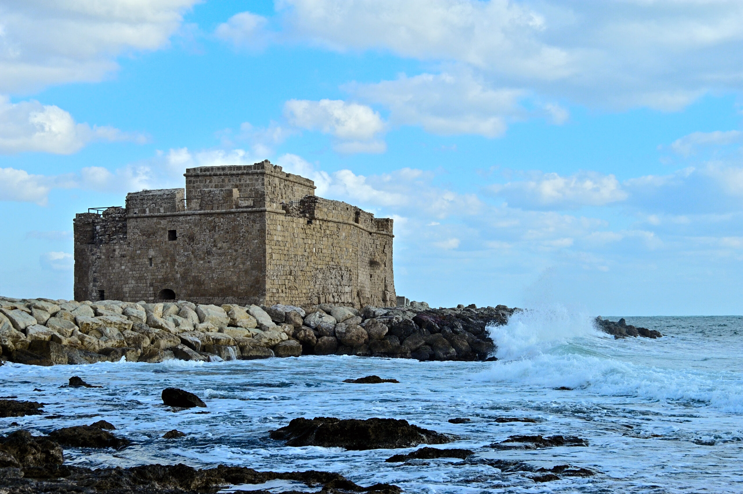 Puerto de Pafos con su castillo medieval junto al Mediterráneo