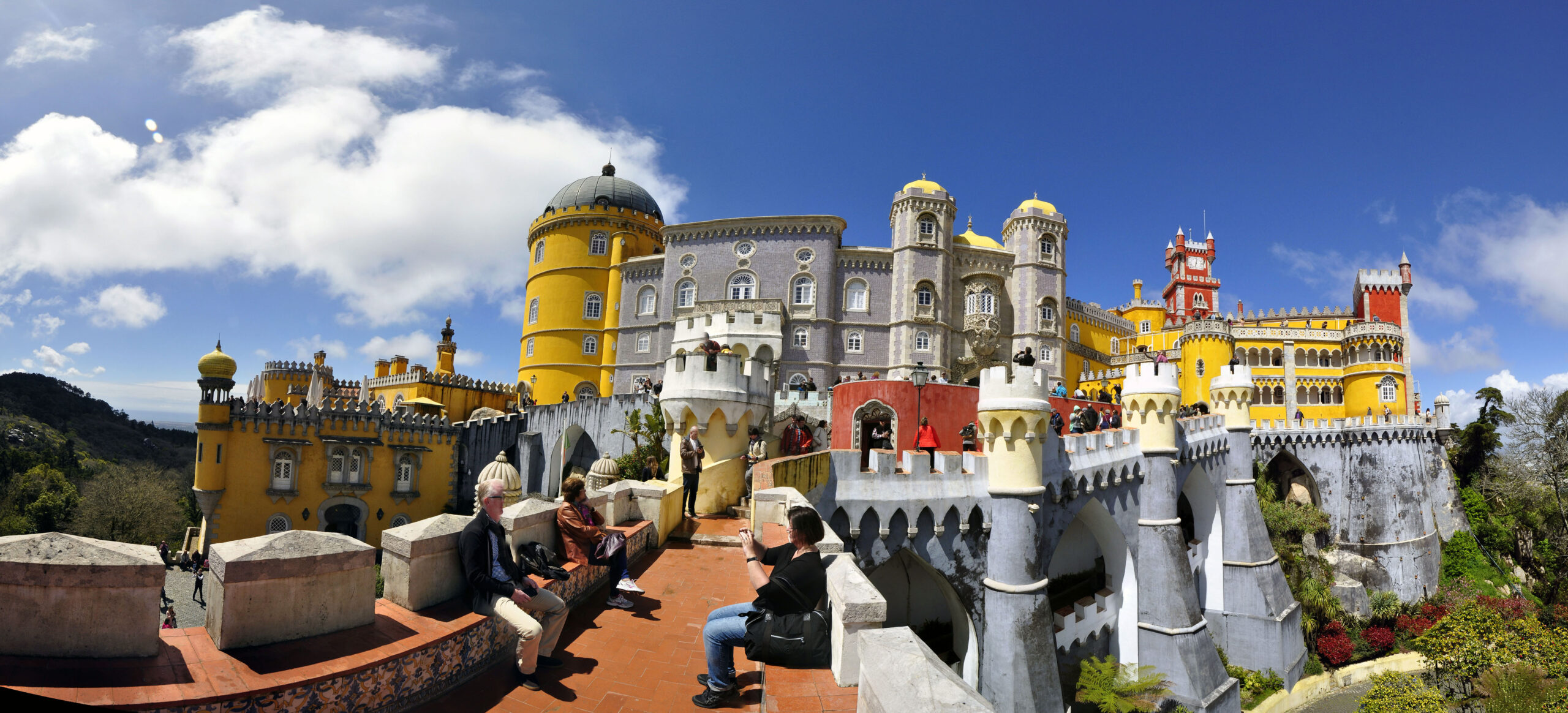 Palacio da Pena rodeado por el bosque de Sintra