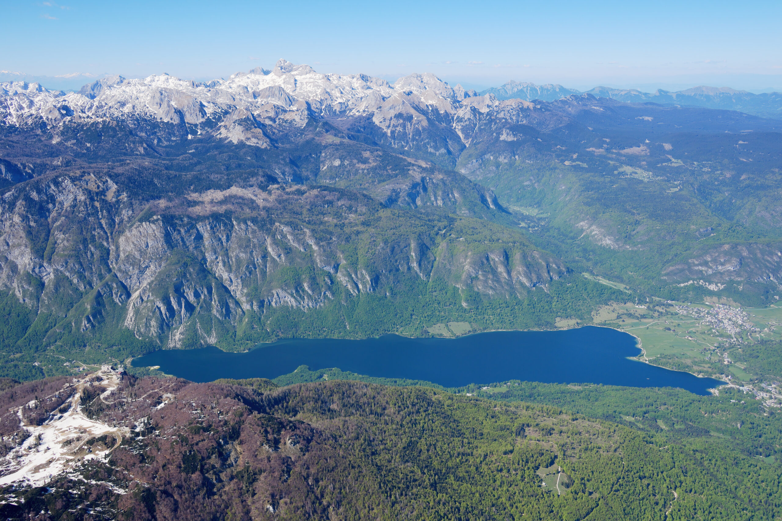 Lago Bohinj rodeado por las montañas del Parque Nacional de Triglav