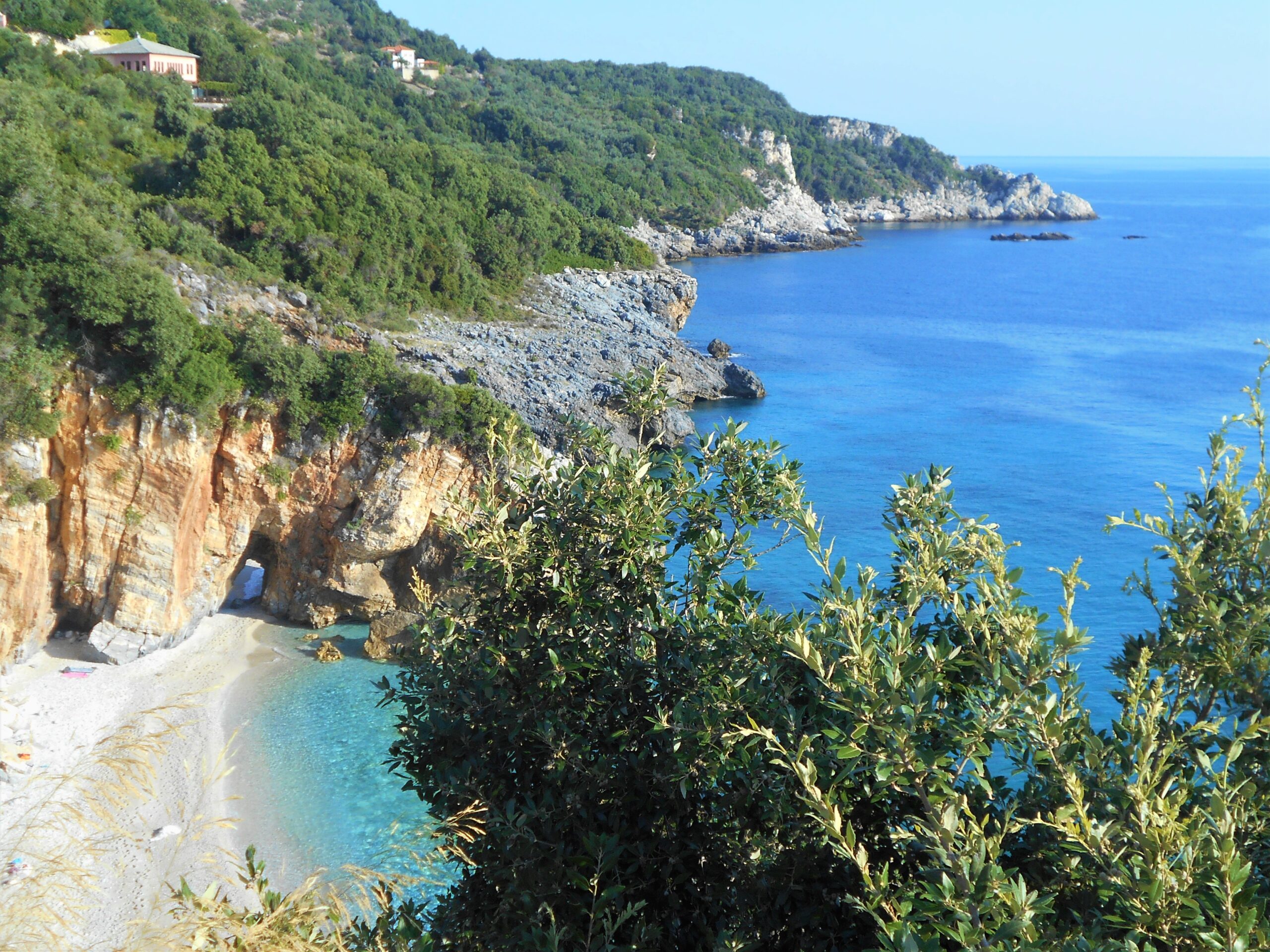 Playa y paisaje verde de la península de Pelión en Grecia