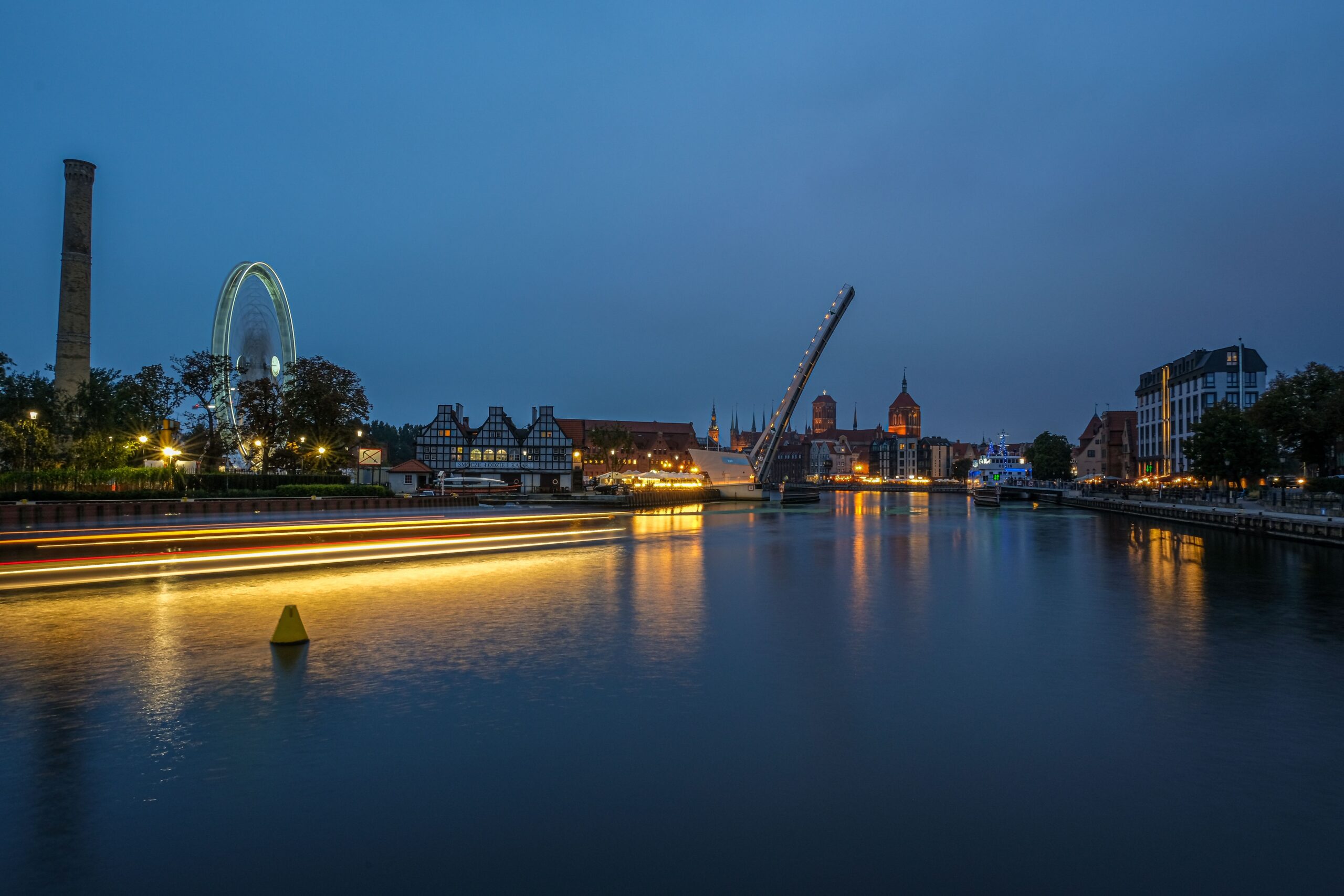 Casas históricas junto al río Motława en Gdansk durante junio