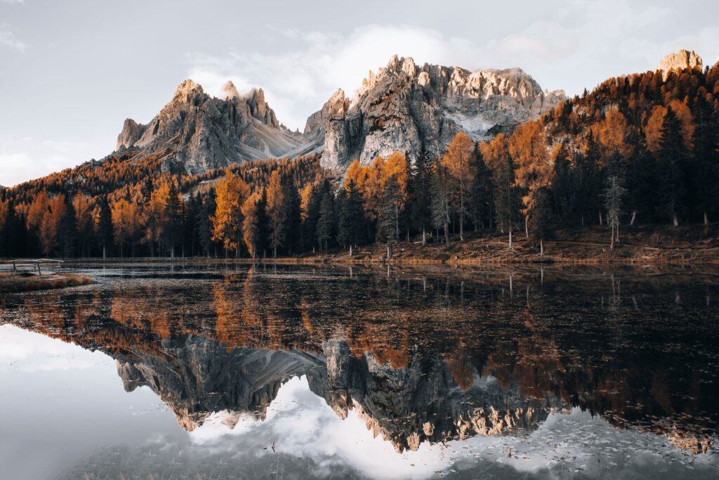 Montañas y lago de los Dolomitas durante junio