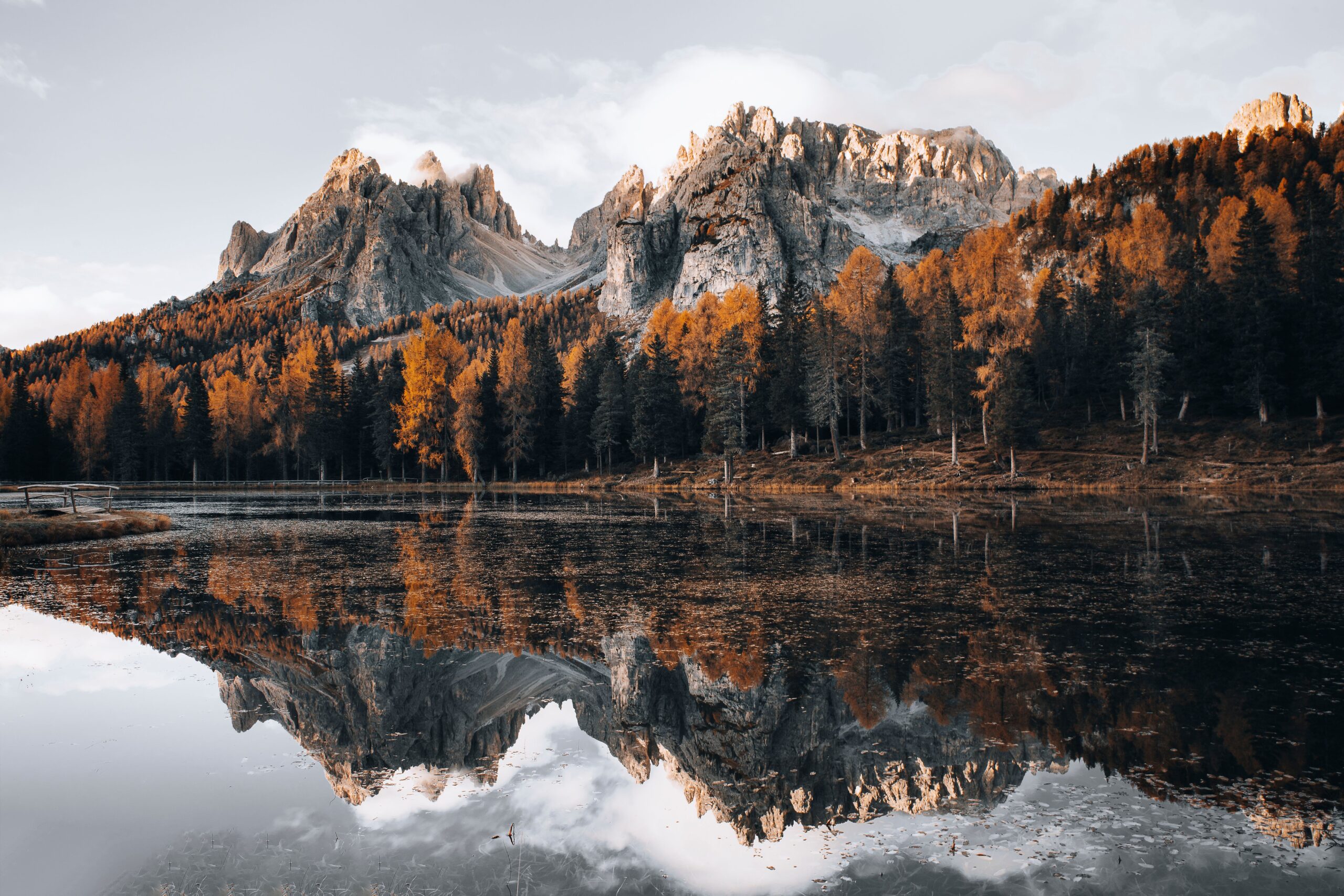 Montañas y lago de los Dolomitas durante junio