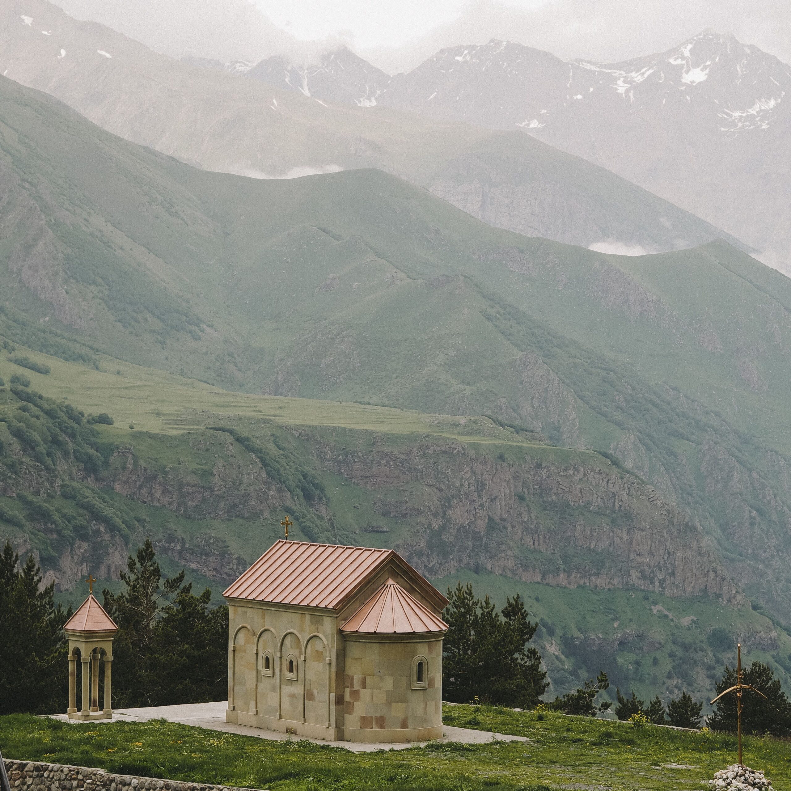 Iglesia de Guergueti frente a las montañas del Cáucaso en Georgia