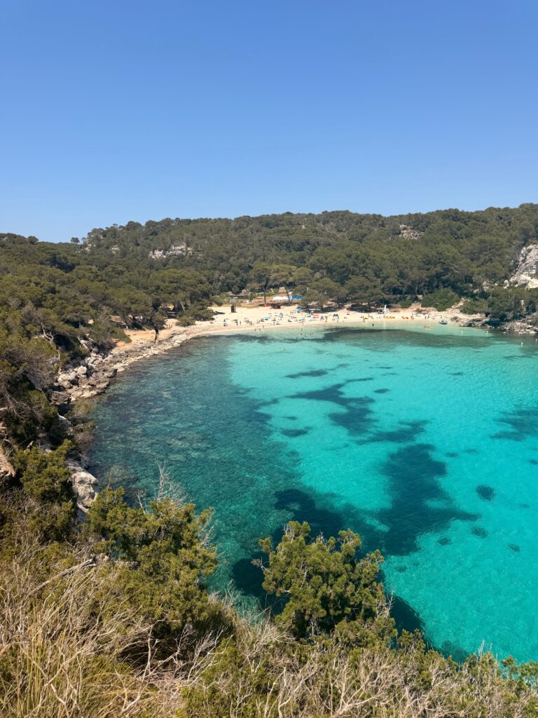 Cala de agua turquesa en Menorca durante junio