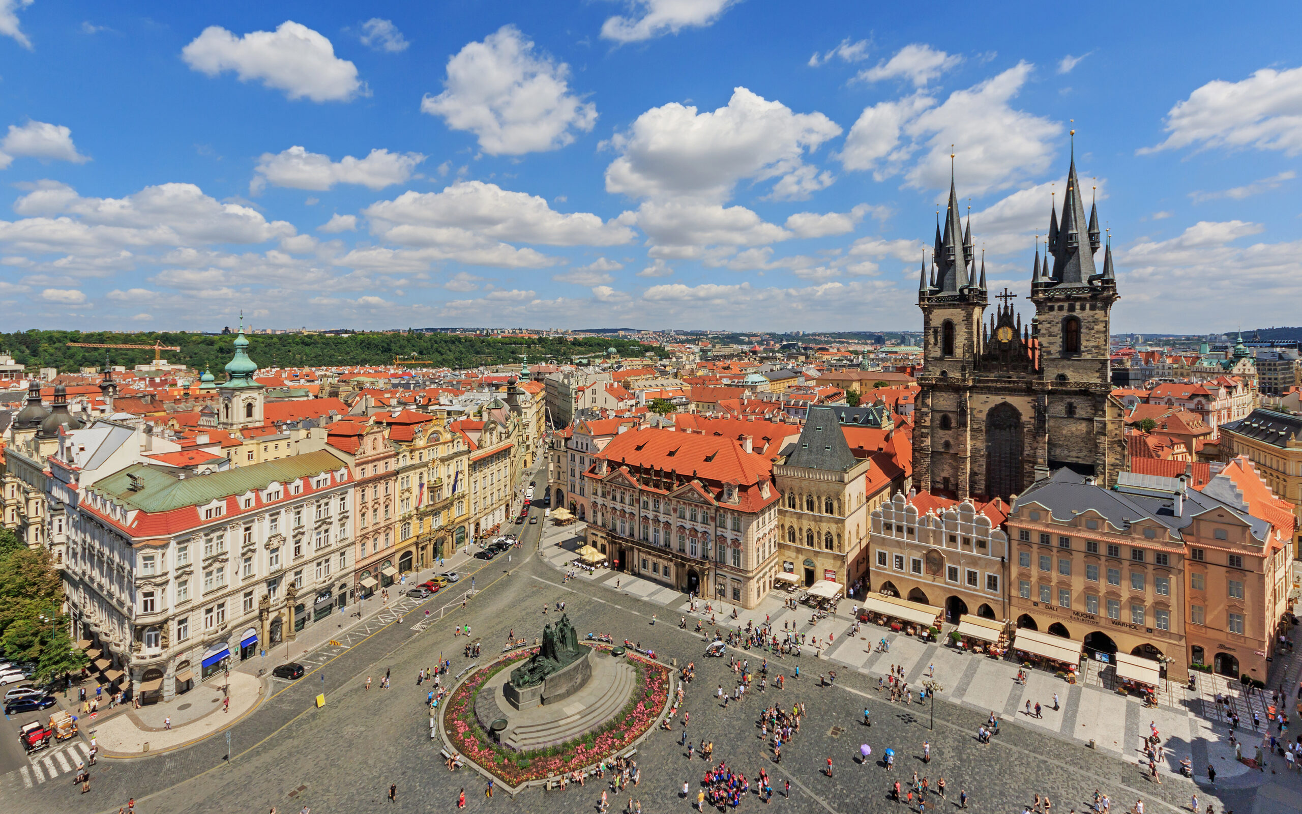 Vista panorámica de Praga con el puente de Carlos y el castillo al fondo