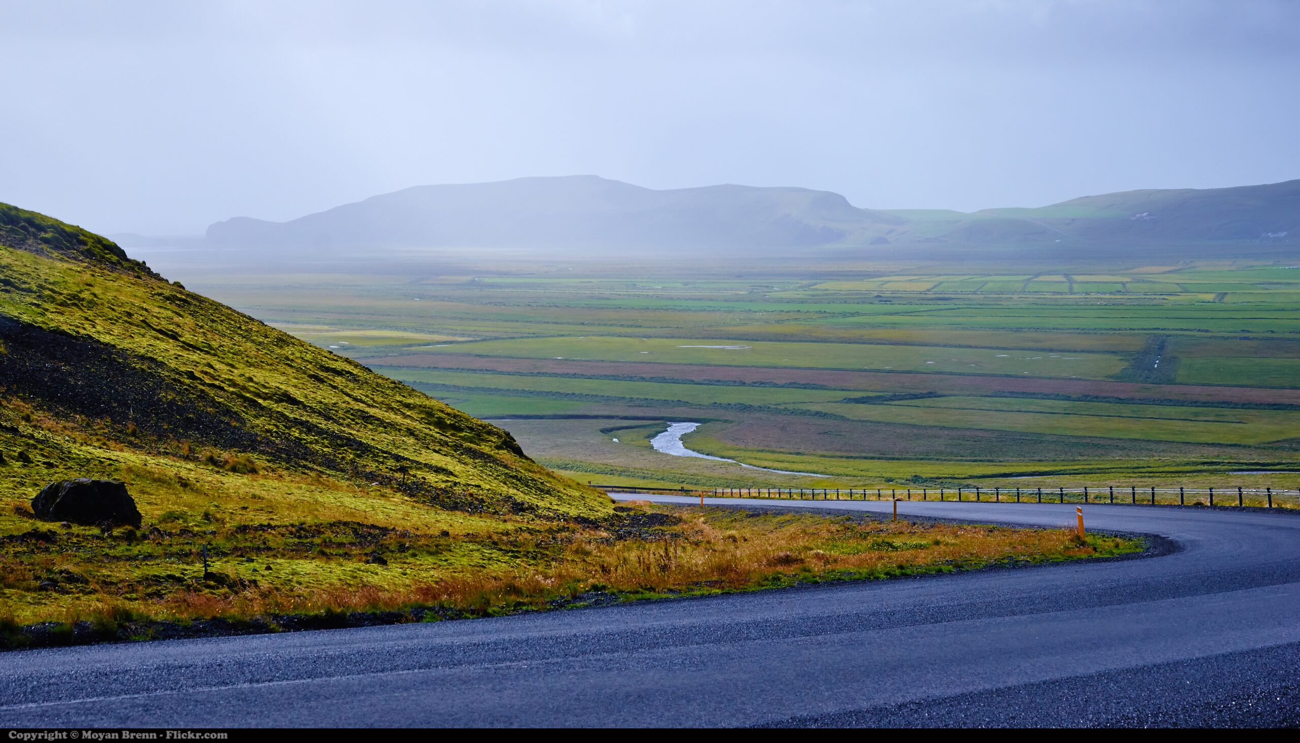 Carretera Ring Road atravesando un paisaje volcánico de Islandia