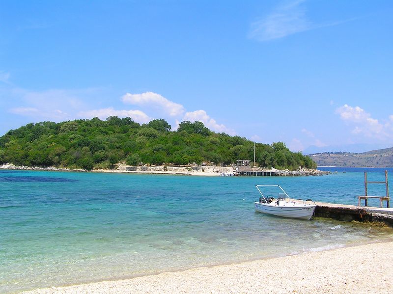 Playa de Ksamil con agua cristalina en la Riviera Albanesa