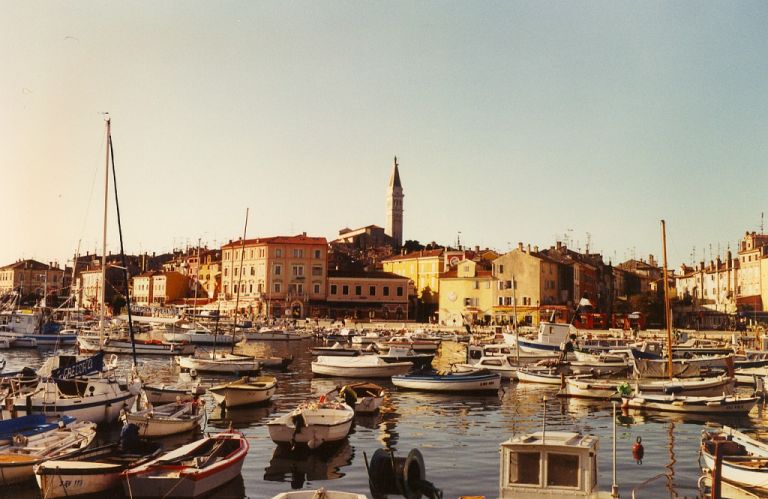 Puerto y casco histórico de Rovinj junto al mar Adriático