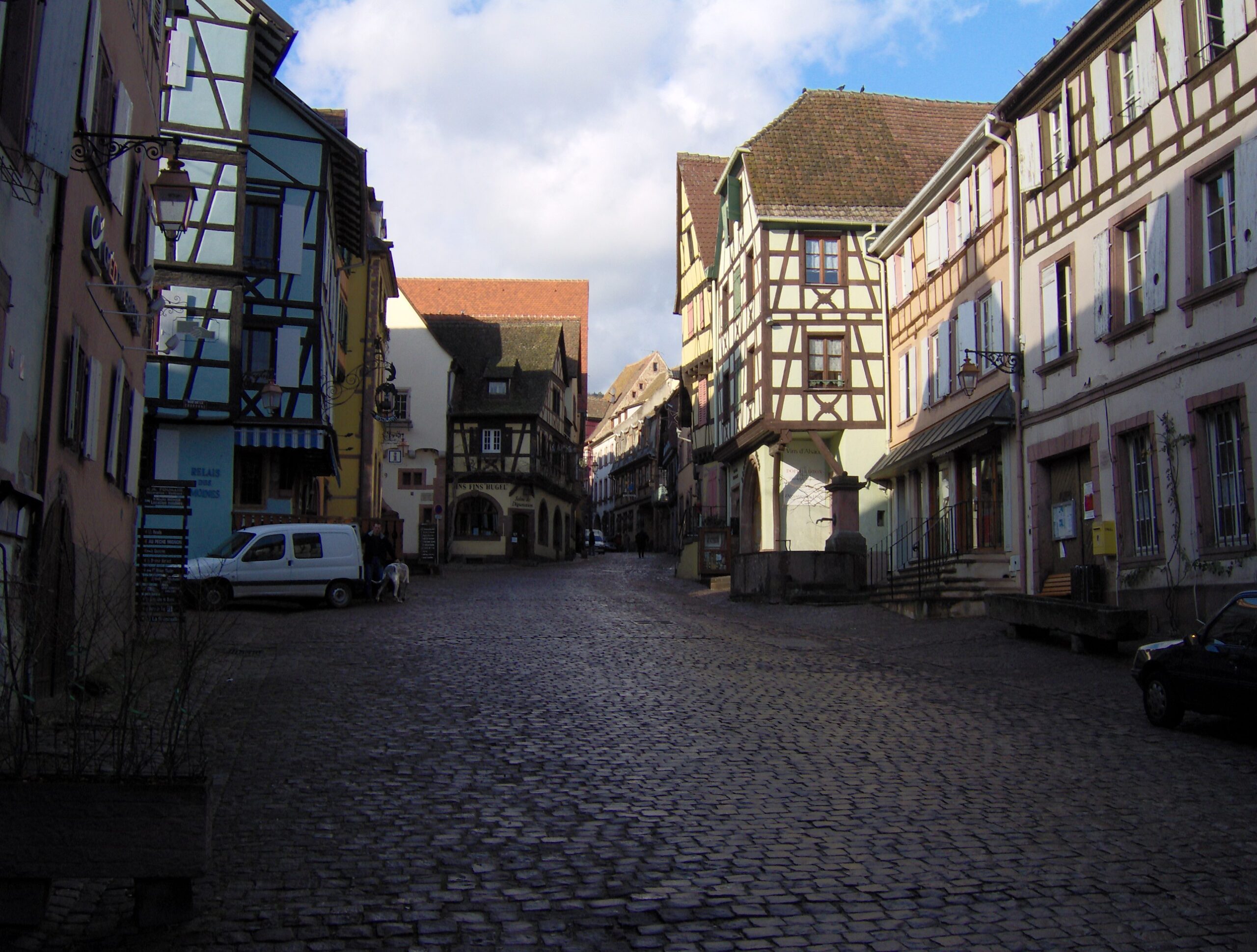 Calle histórica de Riquewihr con casas de entramado de madera