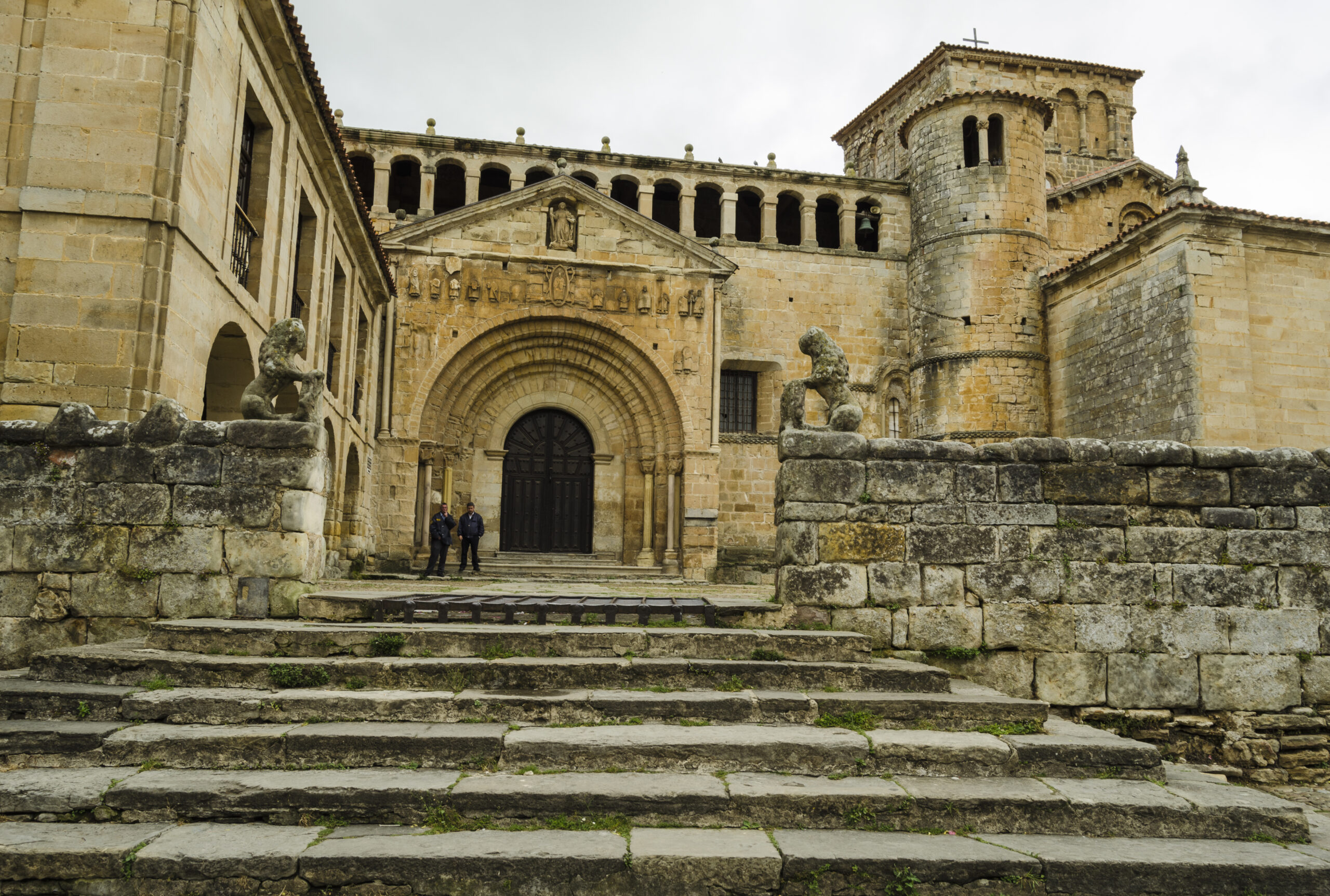 Calle medieval empedrada de Santillana del Mar