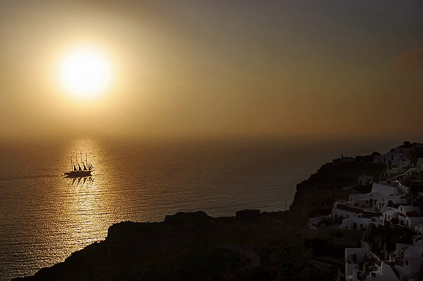 Oia en Santorini con casas blancas y el mar Egeo al atardecer