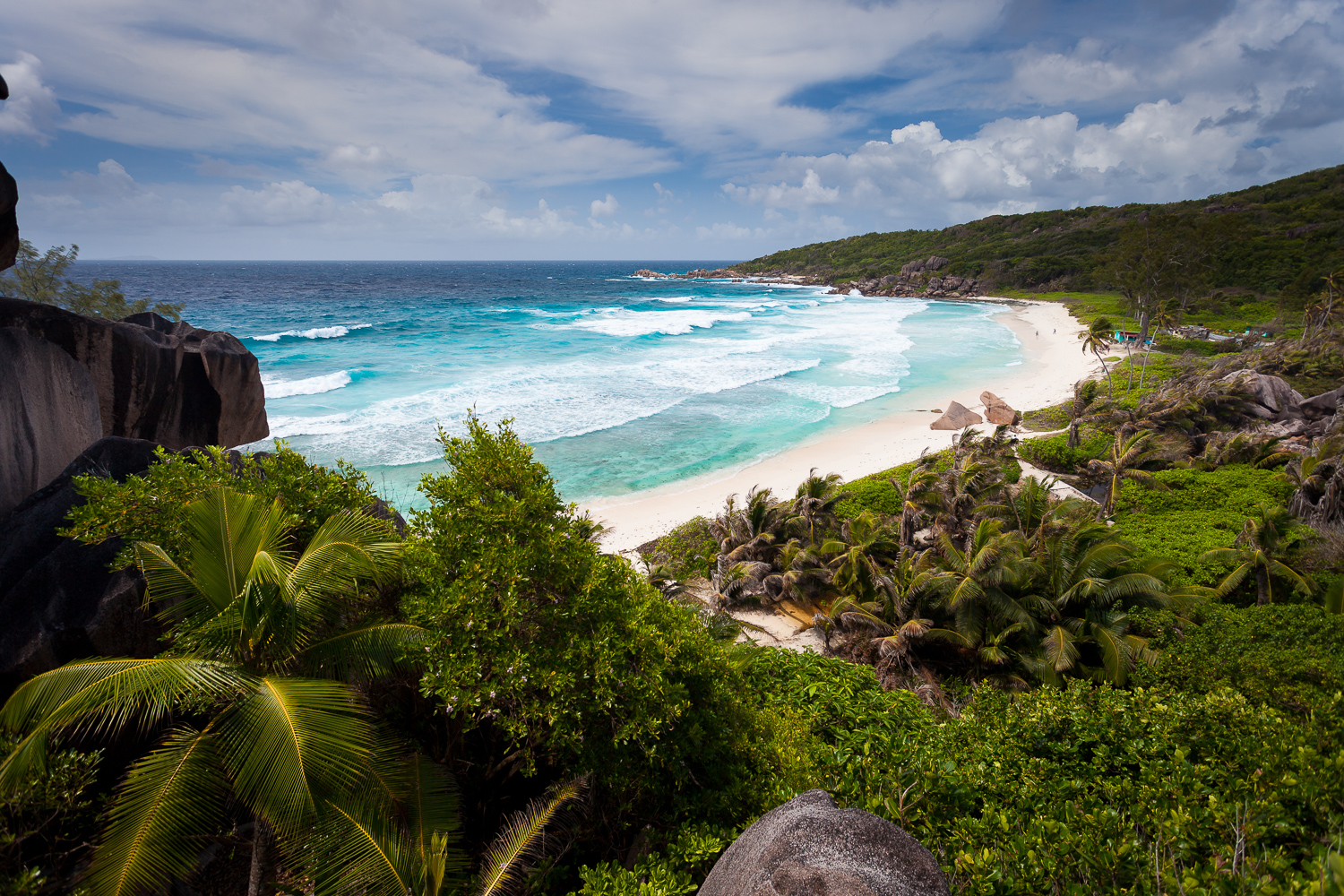 Playa tropical de Seychelles con arena blanca y rocas graníticas