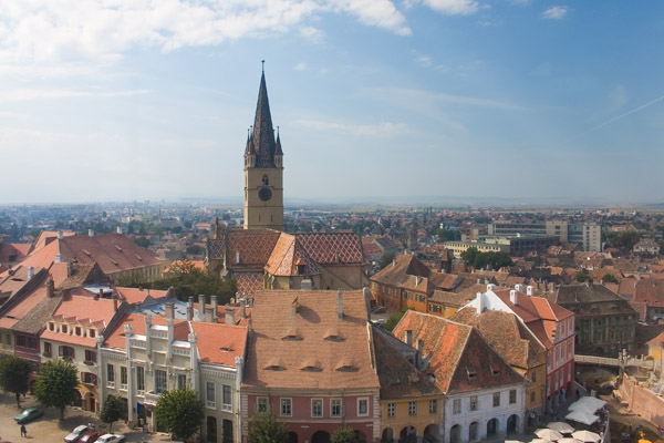 Casco histórico de Sibiu con edificios de colores en Transilvania