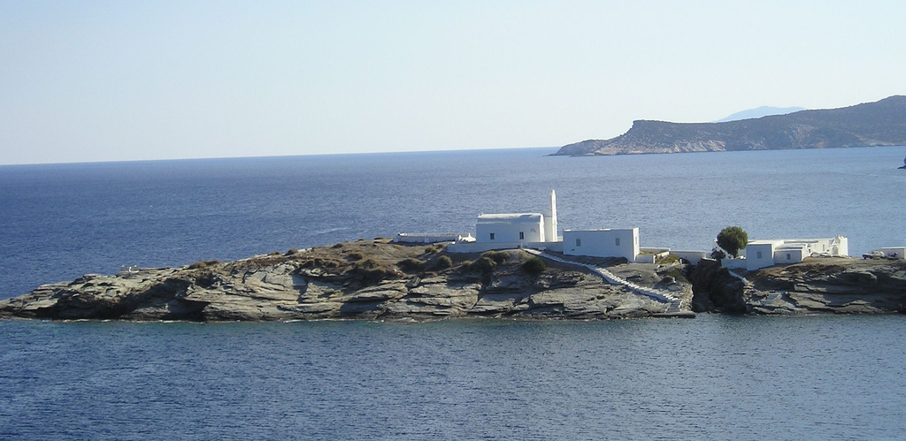 Monasterio de Chrisopigi frente al mar en la isla griega de Sifnos
