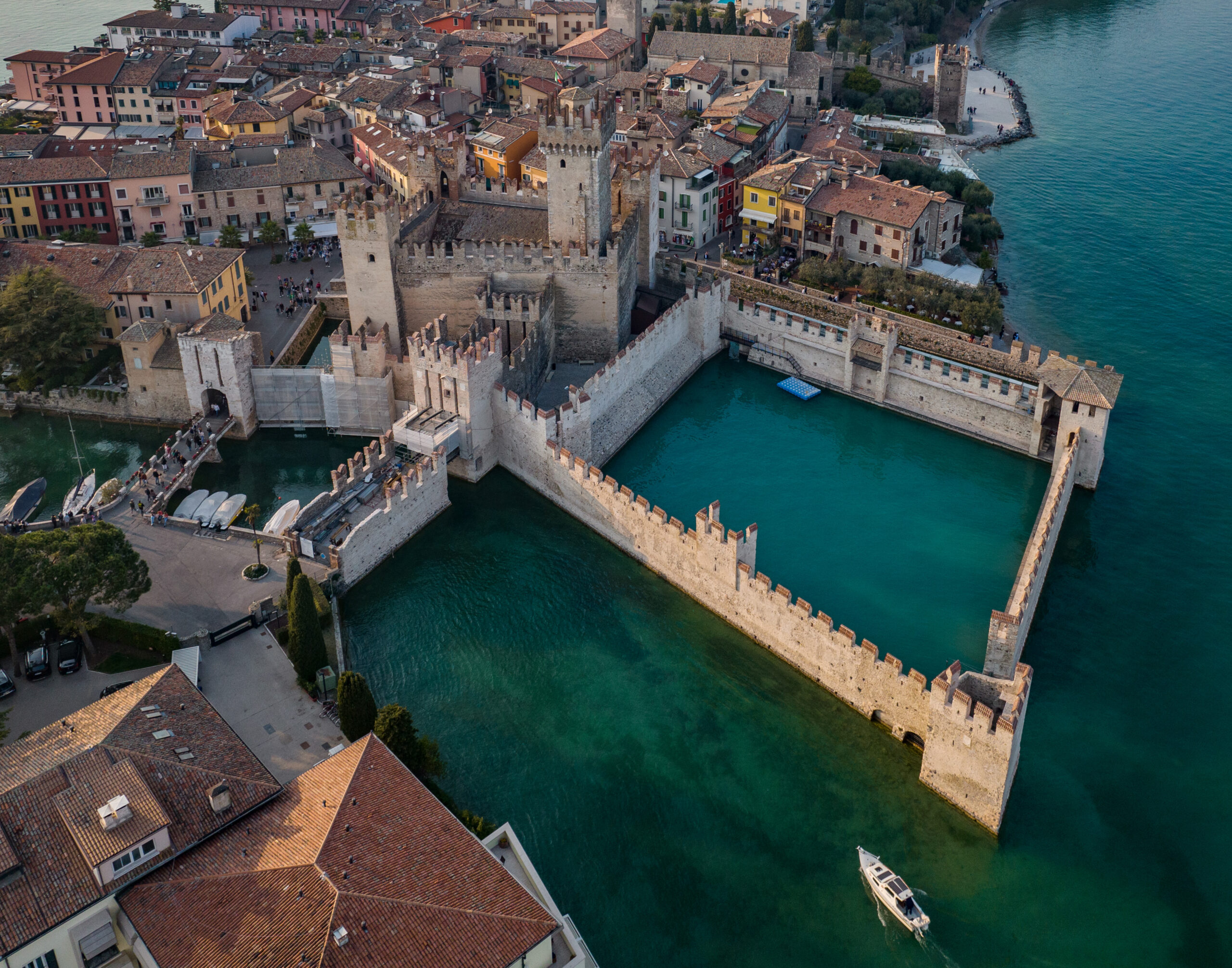 Castillo Scaligero de Sirmione junto al Lago de Garda