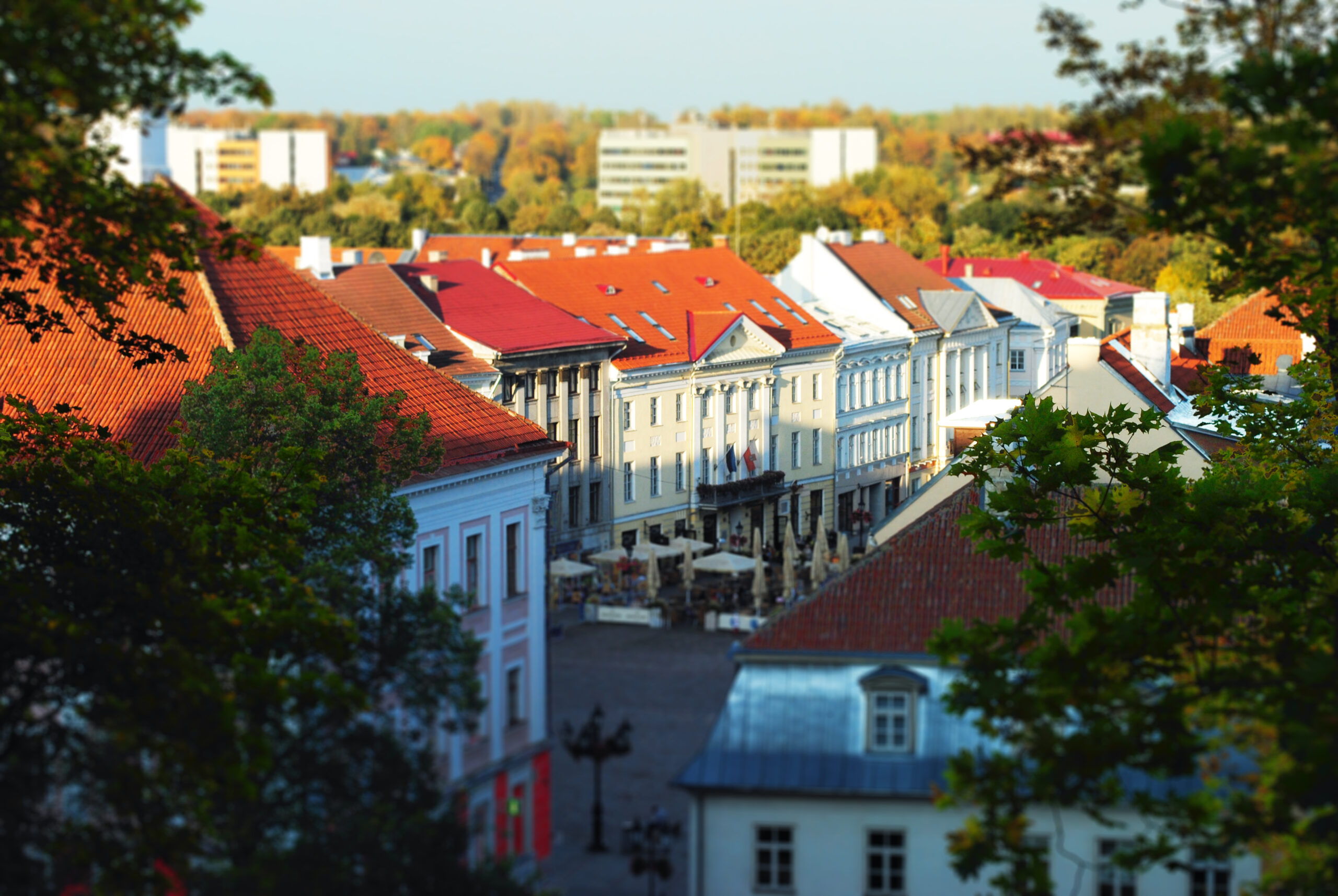 Plaza del Ayuntamiento de Tartu con edificios históricos