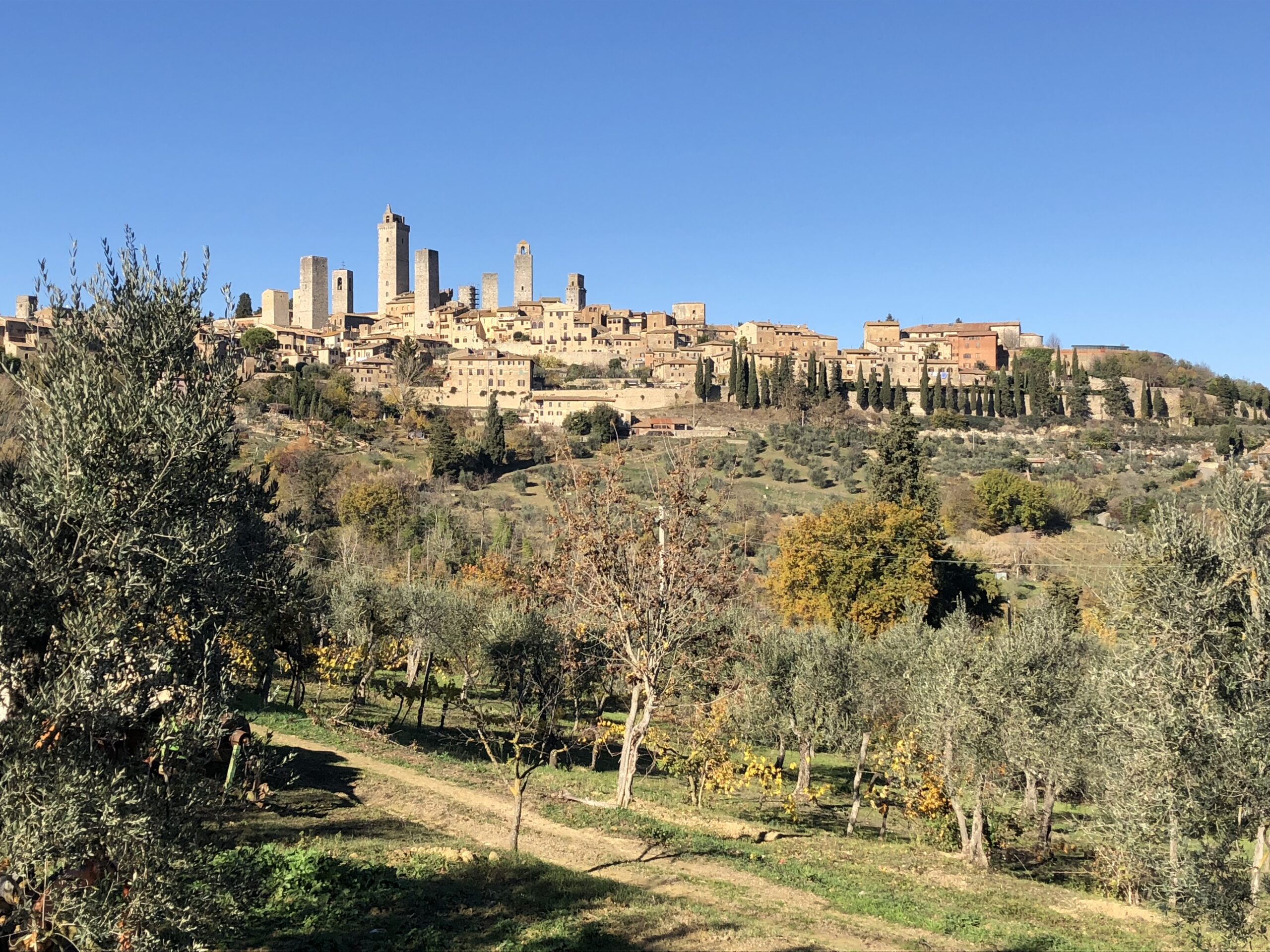 Torres medievales de San Gimignano sobre el paisaje de la Toscana