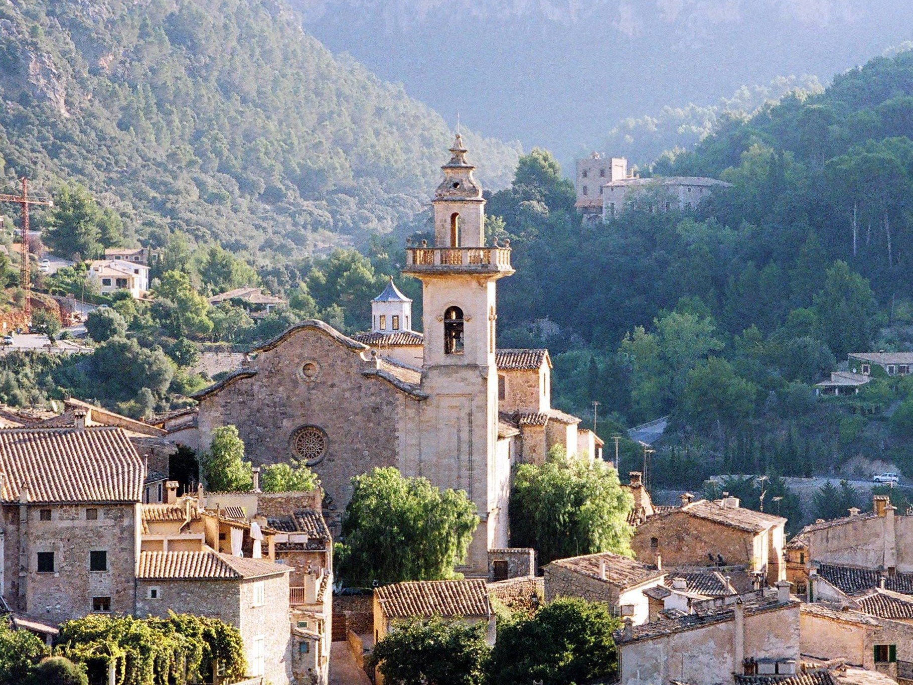 Calles de piedra y flores de Valldemossa