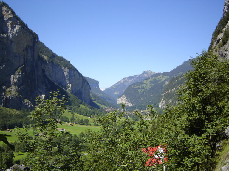 Vista panorámica del valle de Lauterbrunnen con cascadas y montañas alpinas
