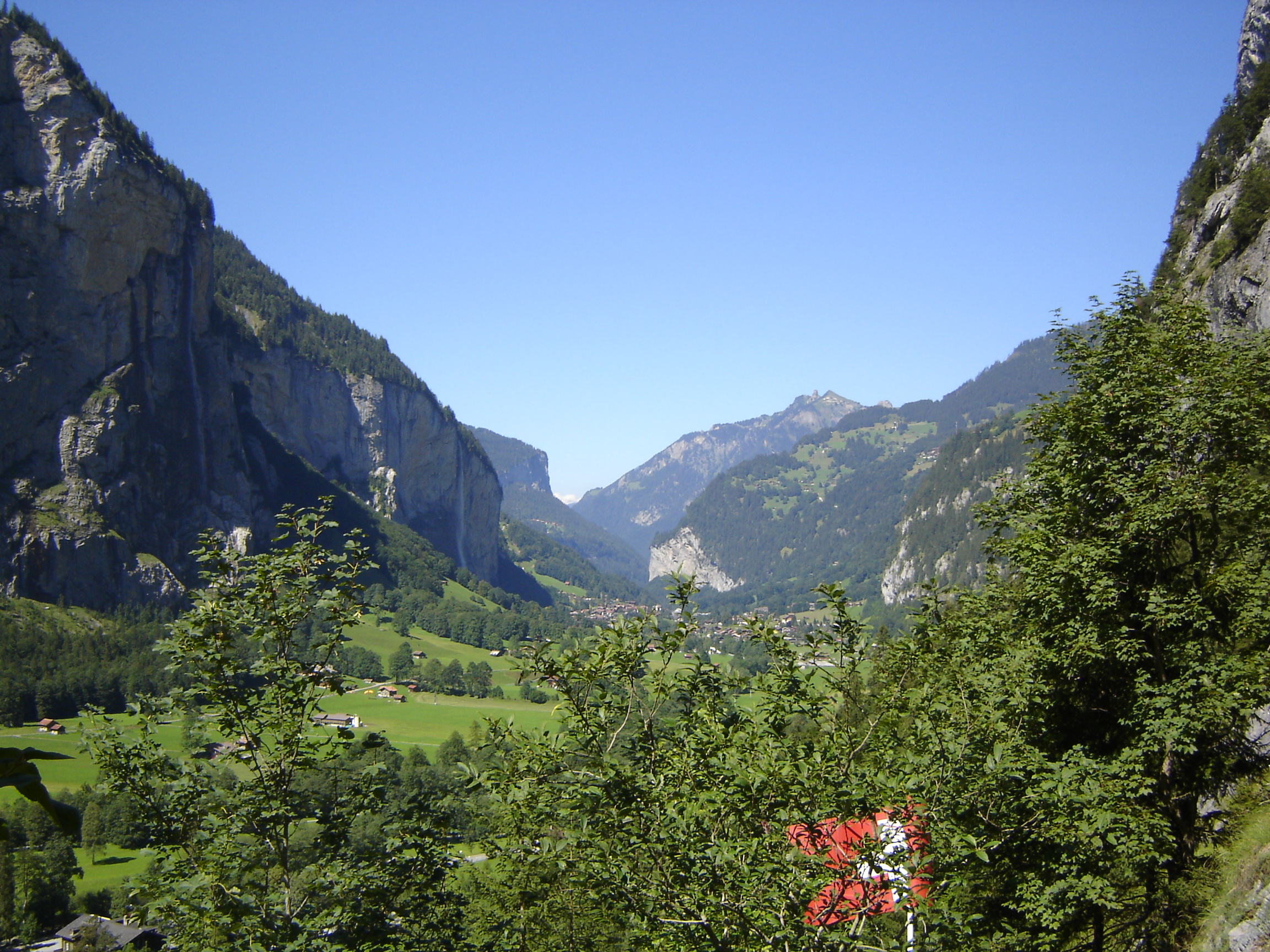 Vista panorámica del valle de Lauterbrunnen con cascadas y montañas alpinas