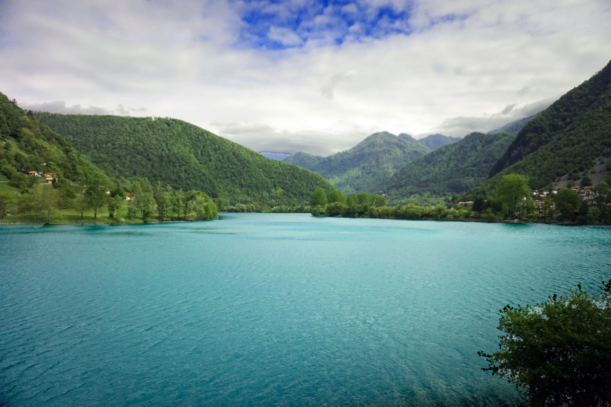 Río Soča y montañas de los Alpes Julianos en Eslovenia