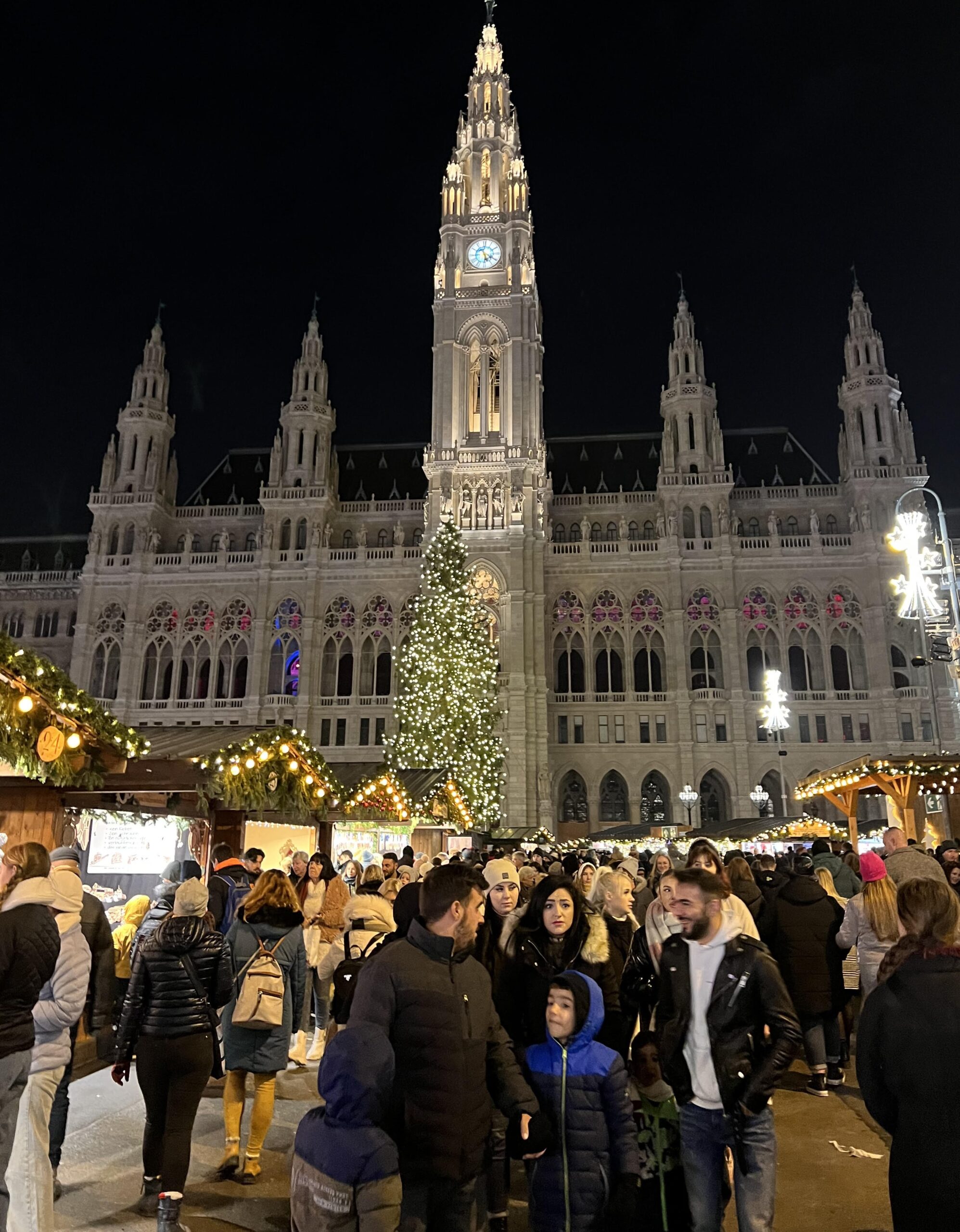 Mercado navideño iluminado en Viena