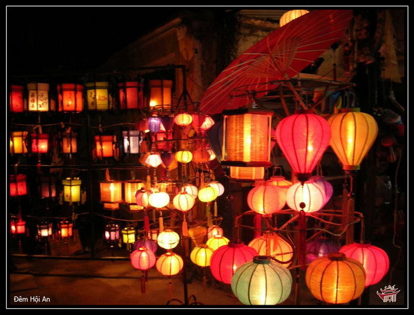 Farolillos tradicionales en las calles de Hoi An, Vietnam